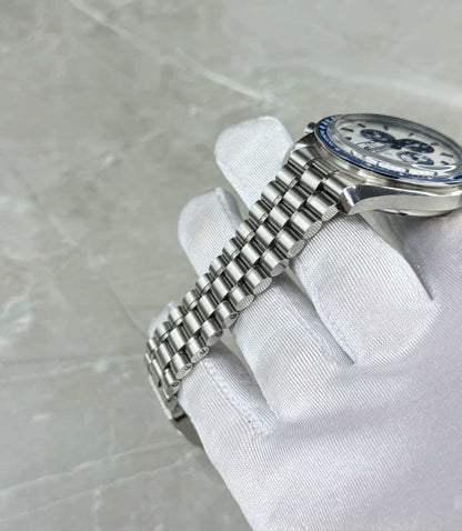 Omega Speedmaster Snoopy angled bracelet view with pale dial and blue bezel partly visible.