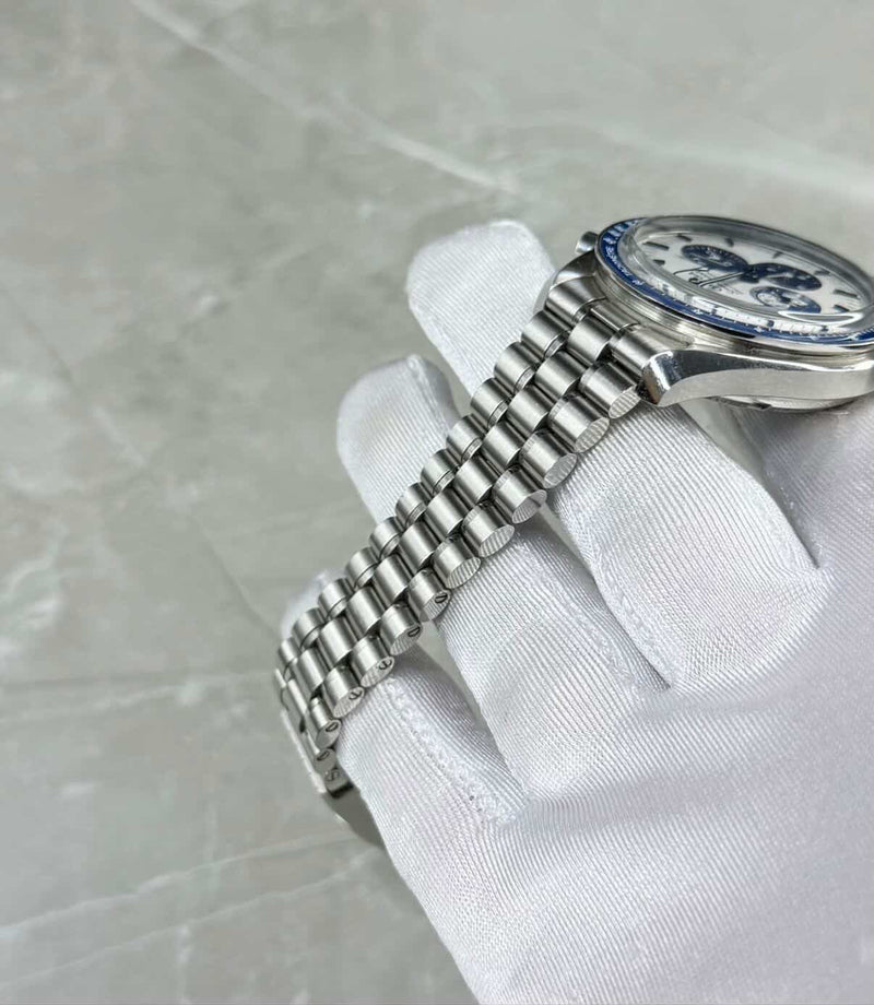2024 Omega Speedmaster Snoopy Steel 310.32.42.50.02.001 - Image 5