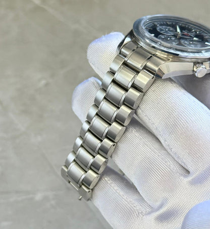 Omega Speedmaster Broad Arrow bracelet close-up showing rounded multi-part links and crown-side case edge.